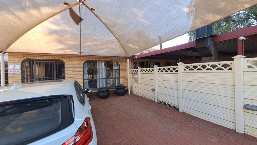 4 Bedroom Property for Sale in Pellissier Free State